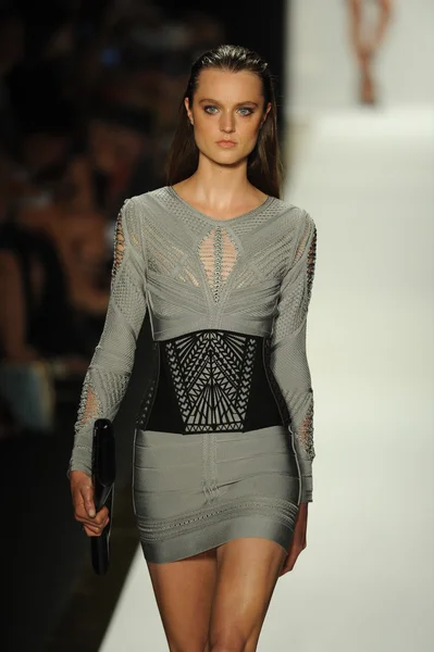 Model op herve leger door max azria mode show — Stockfoto