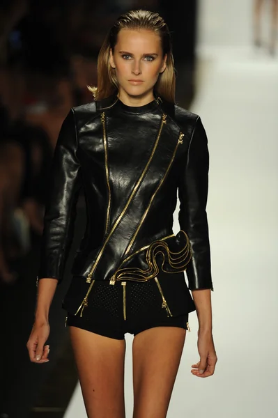 Model bei herve leger by max azria modenschau — Stockfoto