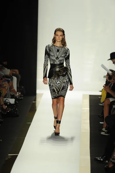 Modelo no Herve Leger por Max Azria desfile de moda — Fotografia de Stock