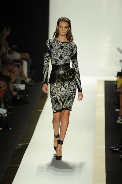 Modelo no Herve Leger por Max Azria desfile de moda — Fotografia de Stock