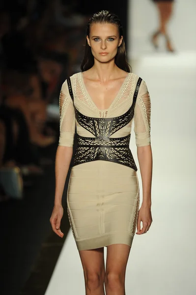 Modell hos Herve Leger av Max Azria moteshow – stockfoto