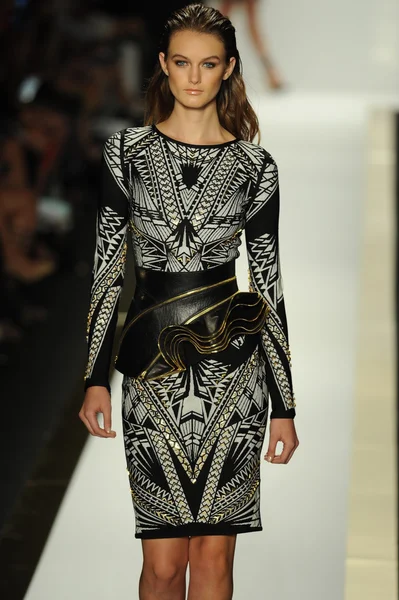 Modelo no Herve Leger por Max Azria desfile de moda — Fotografia de Stock