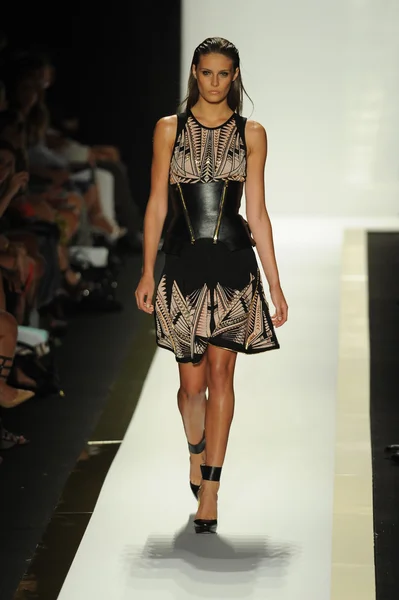 Modelo en Herve Leger por Max Azria desfile de moda — Foto de Stock