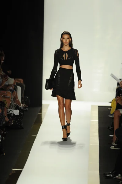 Modelo no Herve Leger por Max Azria desfile de moda — Fotografia de Stock