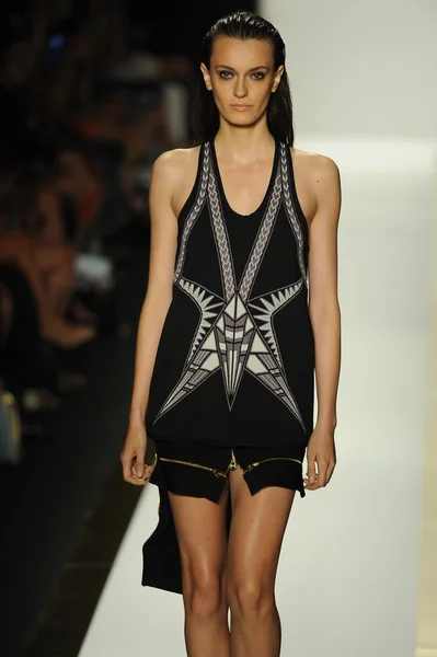 Modell hos Herve Leger av Max Azria moteshow – stockfoto