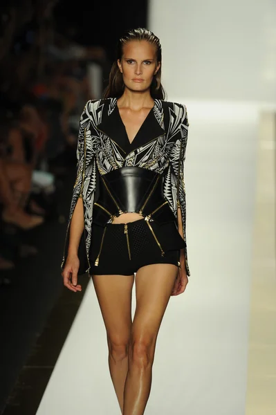 Modelo no Herve Leger por Max Azria desfile de moda — Fotografia de Stock