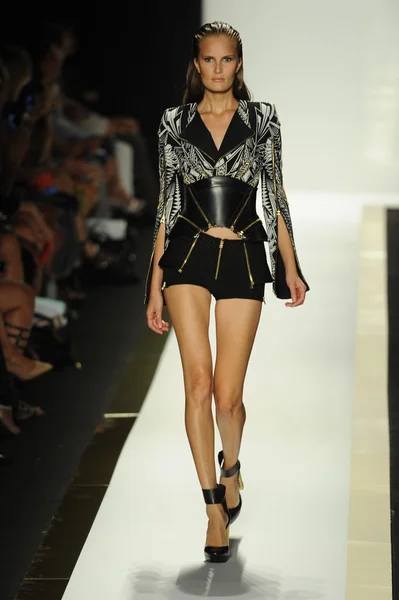 Modelo no Herve Leger por Max Azria desfile de moda — Fotografia de Stock