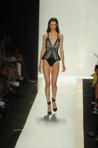 Model op herve leger door max azria mode show — Stockfoto