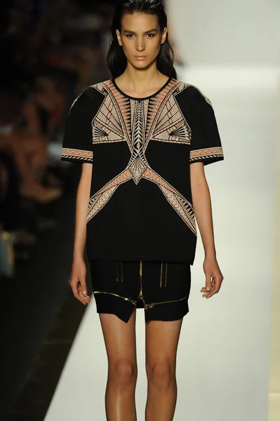 Model op herve leger door max azria mode show — Stockfoto