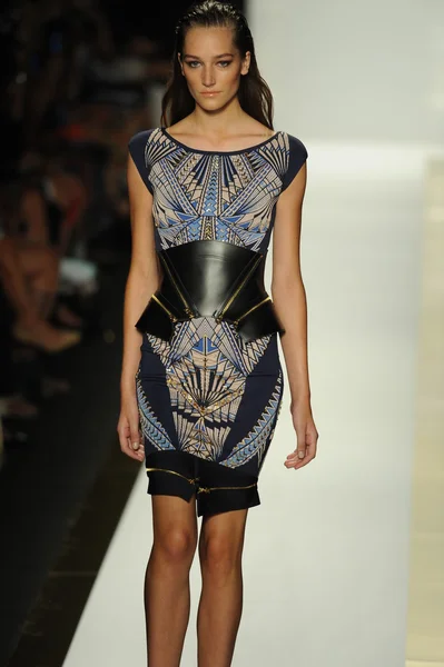 Modelo no Herve Leger por Max Azria desfile de moda — Fotografia de Stock