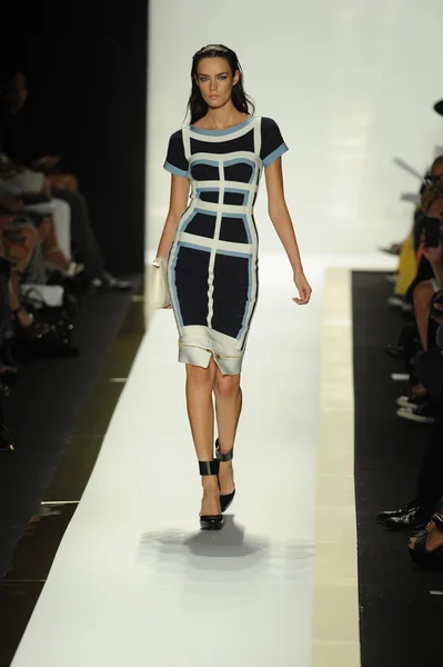 Model v herve leger od max azria módní show — Stock fotografie