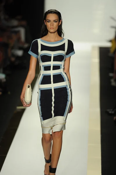 Modelo no Herve Leger por Max Azria desfile de moda — Fotografia de Stock