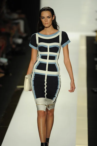 Modelo en Herve Leger por Max Azria desfile de moda — Foto de Stock