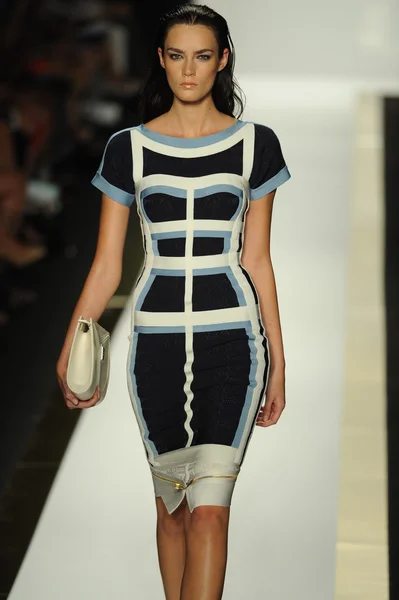 Model op herve leger door max azria mode show — Stockfoto