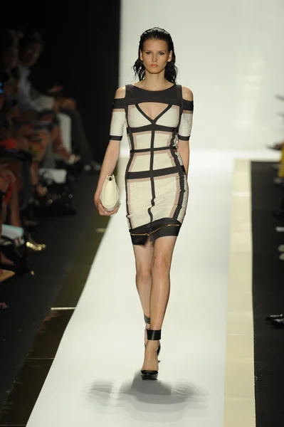 Modelo no Herve Leger por Max Azria desfile de moda — Fotografia de Stock