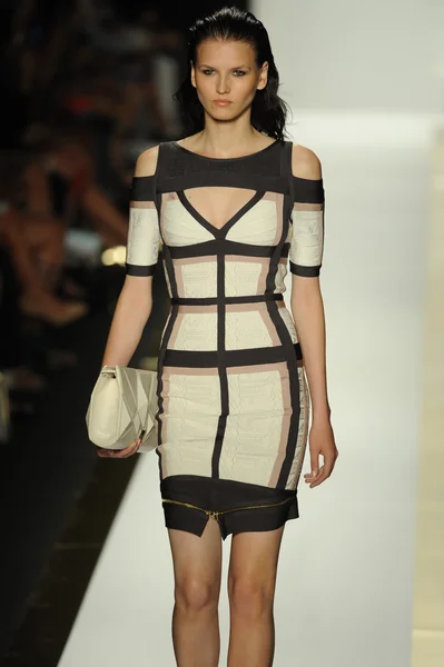 Model op herve leger door max azria mode show — Stockfoto