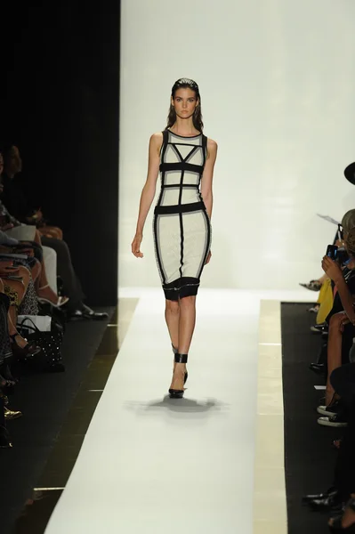 Modelo no Herve Leger por Max Azria desfile de moda — Fotografia de Stock