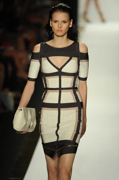 Model at Herve Leger by Max Azria fashion show — Stock Photo, Image