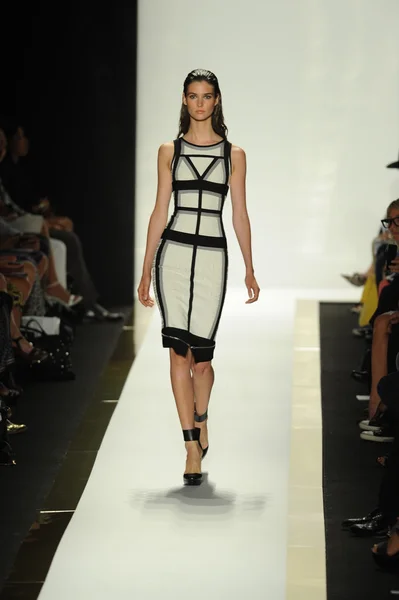 Modelo no Herve Leger por Max Azria desfile de moda — Fotografia de Stock