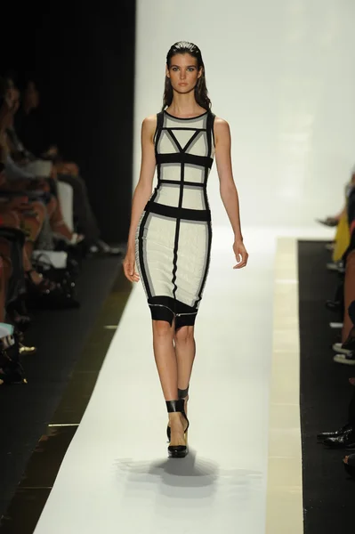 Modelo no Herve Leger por Max Azria desfile de moda — Fotografia de Stock