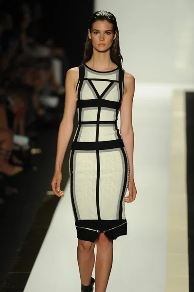 Modelo no Herve Leger por Max Azria desfile de moda — Fotografia de Stock