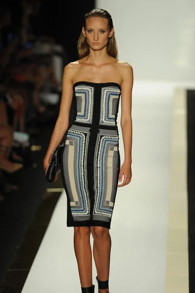 Modelo no Herve Leger por Max Azria desfile de moda — Fotografia de Stock