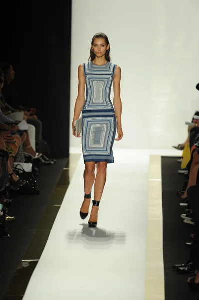 Modelo no Herve Leger por Max Azria desfile de moda — Fotografia de Stock