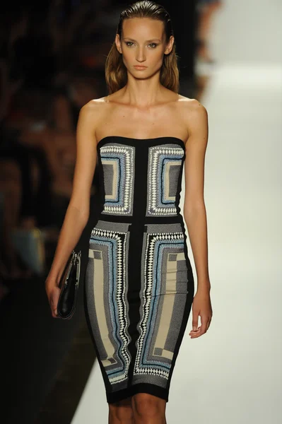 Model bei herve leger by max azria modenschau — Stockfoto