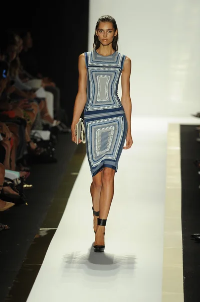 Modelo no Herve Leger por Max Azria desfile de moda — Fotografia de Stock