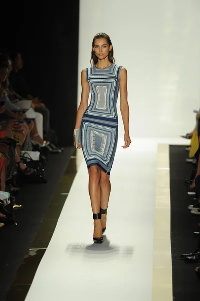 Model op herve leger door max azria mode show — Stockfoto