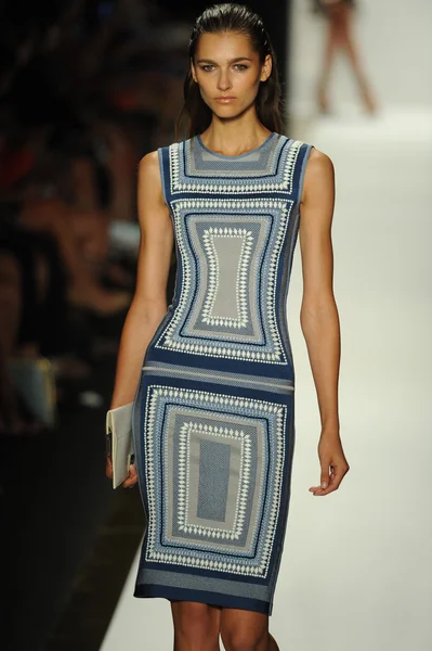 エルベレジェ最大アズリア ファッションでモデルを表示します。 — ストック写真