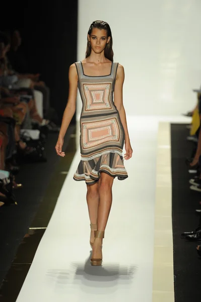 Modelo no Herve Leger por Max Azria desfile de moda — Fotografia de Stock