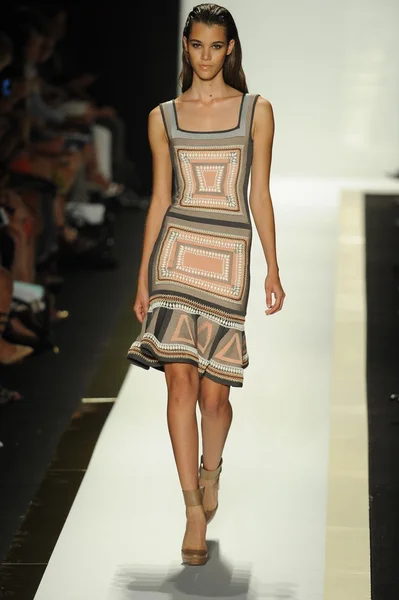 Modelo no Herve Leger por Max Azria desfile de moda — Fotografia de Stock