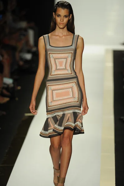 Modelo en Herve Leger por Max Azria desfile de moda — Foto de Stock