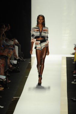 max azria moda tarafından herve leger adlı modeli göster