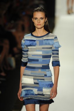 max azria moda tarafından herve leger adlı modeli göster