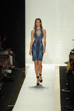 max azria moda tarafından herve leger adlı modeli göster