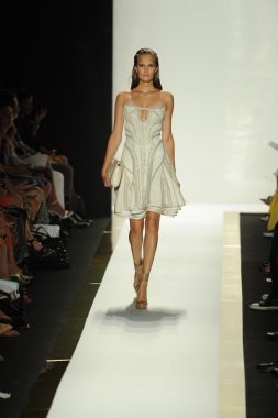max azria moda tarafından herve leger adlı modeli göster