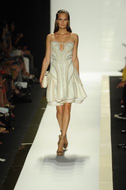 max azria moda tarafından herve leger adlı modeli göster