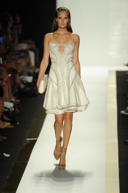 max azria moda tarafından herve leger adlı modeli göster
