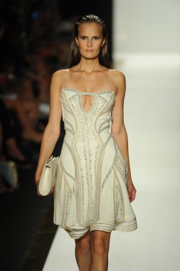 max azria moda tarafından herve leger adlı modeli göster