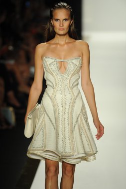 max azria moda tarafından herve leger adlı modeli göster