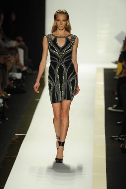 max azria moda tarafından herve leger adlı modeli göster
