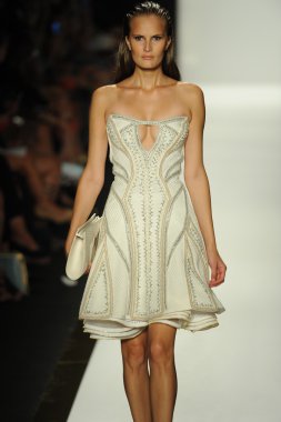 max azria moda tarafından herve leger adlı modeli göster