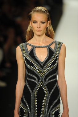 max azria moda tarafından herve leger adlı modeli göster