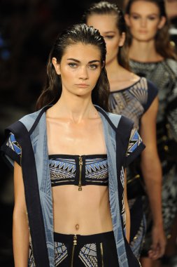 Haritayı modellerini herve leger max azria moda tarafından