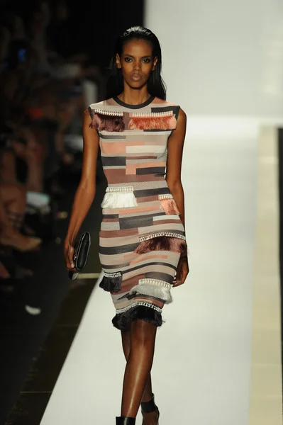 Modelo en Herve Leger por Max Azria desfile de moda — Foto de Stock