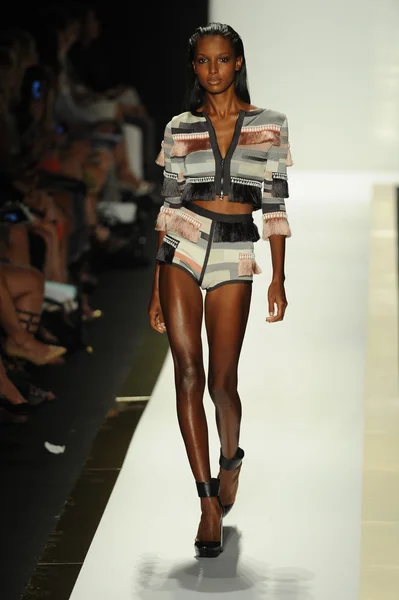 Model bei herve leger by max azria modenschau — Stockfoto