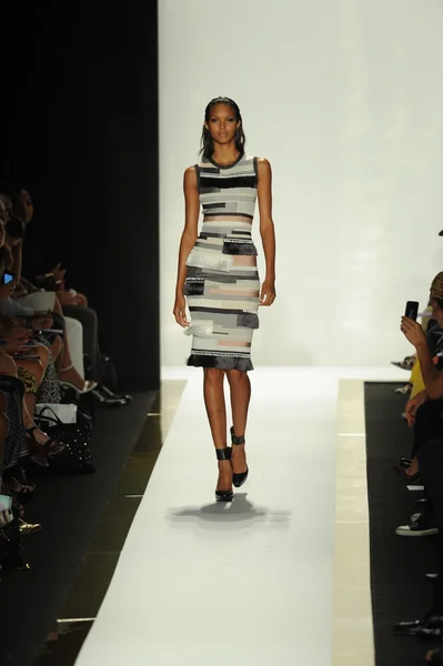 Model bei herve leger by max azria modenschau — Stockfoto