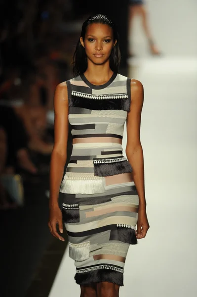 Model bei herve leger by max azria modenschau — Stockfoto